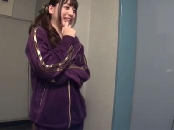 可憐なビッチ娘に興奮して辛抱できずオメコ内射精