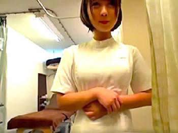 鍼灸院で働く女子大生が営業前の1時間に店内ハメ