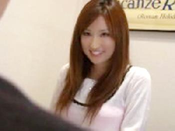 友人の彼氏を官能的に誘い寝取る尻軽娘