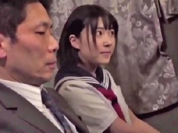 隣に寝ている男性会社員にイタズラ→車内セックス