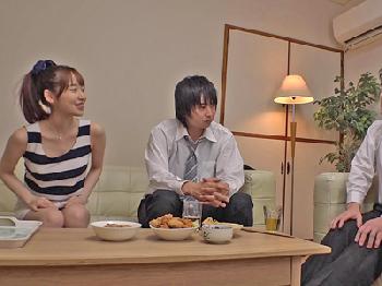 会社の同僚の奥さんに魅了された男→背後からバックピストン