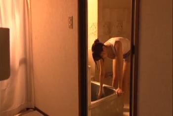 職を失い実家に帰って弟の綺麗な人妻との浮気性交に汗を流す