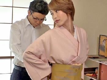 着物姿の母親に色気を感じて衝動を抑えきれなくなる息子