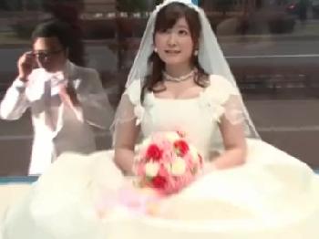 結婚式を終えたばかりの花嫁がマジックミラー号に乗車→夫が外にいるにも関わらず寝取られる