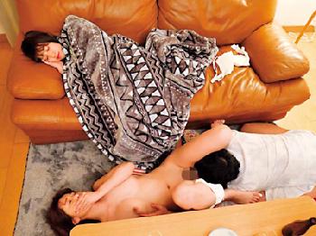 背徳感を感じながらも眠る妹の隣で何度も挿入されて膣内で子種を爆射される姉