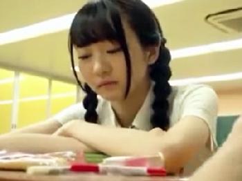 ラクロス部員の美少女女子校生が放課後の教室でクラスメイトとディープ性交