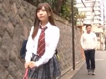 スリムで魅力的な女子校生に耐えきれなくなった冷酷な強姦魔が後ろから襲い理不尽交尾