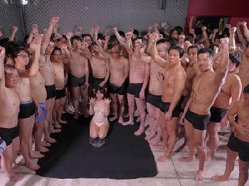 ガチ閲覧注意!!ミニマム美少女が計123発の精液を全ゴックンする外道映像