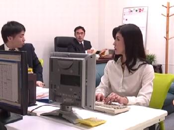 上司に呼び出された熟女会社員が会議室で役員たちに股間の割れ目提供