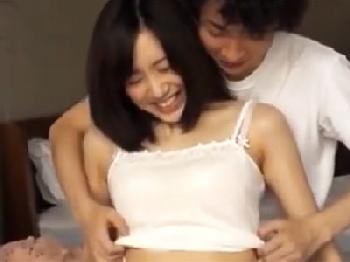 笑顔の素敵な色白美女が情熱的な性交で心からの絶頂