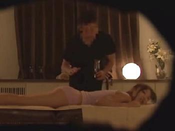 凄く綺麗な人妻がマッサージ師にゴムなし挿入される一部始終を無許可で動画撮影そして流出!!