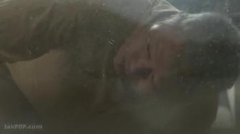 中年男のやってはならないワイセツな性的いたずらの標的になる美女