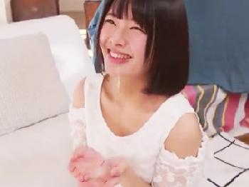 大量精液を口内射精されても笑顔のベビーフェイス美少女