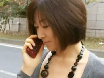 チャーミングな妹は兄が連れ込んだ彼女とのセックスを聞きながらオナニーする