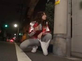 酔いつぶれたギャルを介抱したらコンドーム未装着の膣内射精交尾求められたった