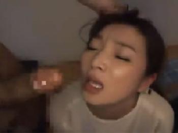 抵抗する生意気女の喉奥にペニスぶち込んで強制イラマ射精