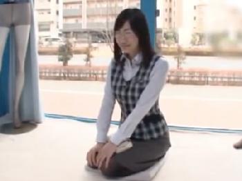 黒パンストを履いている女性会社員に声をかけマジックミラー号に連れ込み着衣のまま性交する