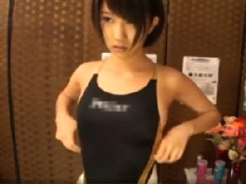 スポーツ整体に騙されて競泳水着をズラし挿入される美女