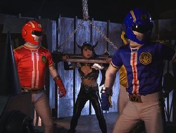 悪の女幹部が戦いに敗れ…捕らわれの身になり激しい尋問を受ける!!