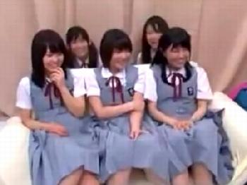 田舎から修学旅行にきた女子校生をバラエティー番組と言葉巧みに騙して尺八と手コキ