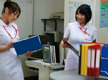 爆乳人妻ナースたちが白衣を脱いで…医者や患者と性行為