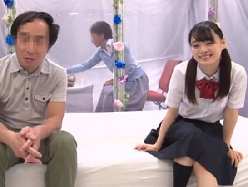 思春期の女子校生たちが実オヤジと母親の前で近親交配