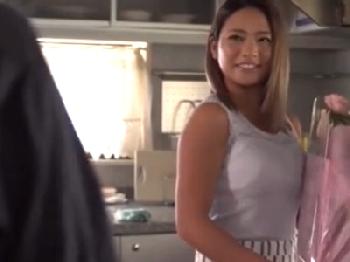 夫の上司に犯され続けている人妻→だんだんとペニスの奴隷に成り下がり…