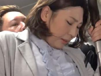 四十路熟女が満員電車で痴漢に凌辱されて恍惚イキ!!