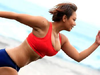 乳房が大きい痴女の麻美ゆまが童貞ペニスをフェラチオとパイズリで責める