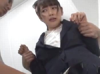 冷酷非道な男達に服をハサミで切られた挙句性的凌辱される美女会社員