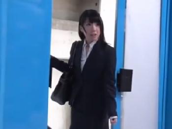 女性会社員が昼休み中に童貞筆おろし