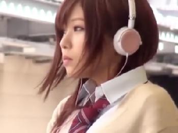 電車でうたた寝してた女子校生のパンチラに欲情→便所連れ込み強引にゴム無し交尾!!