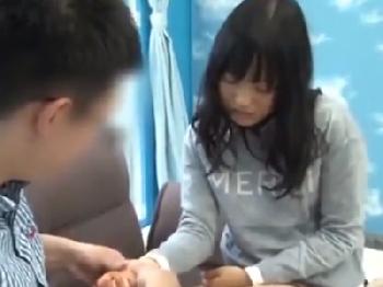 舐めてかかった童貞ペニスが予想外巨根で筆おろし引き受けた素人娘