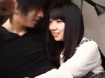 甘えん坊の童顔娘のおねだりに耐えきれず挿入