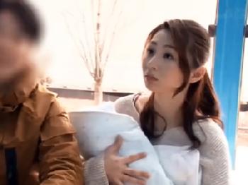 子供が生まれたばかりの綺麗な人妻がマジックミラー号で夫が居るのにコンドーム非装着の膣内射精交尾