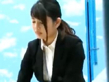 マジックミラー号で手伝い中に襲撃されるも気持ち良すぎて顔を歪める女子社員W