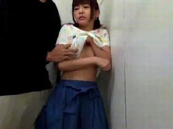 ガチ犯〇レベルの童顔娘を公衆便所に連れ込んで性行為する冷酷非道な男たち