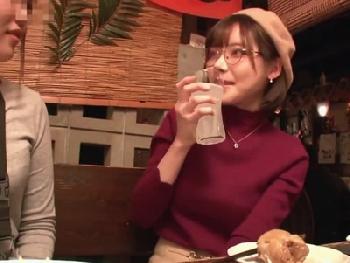 メガネのベレー帽…品行方正そうだけど少しミステリアスな美女がお酒を飲むと痴女に変身W