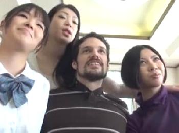 ホームステイに来た巨根外人のペニスで狂乱する熟女人妻