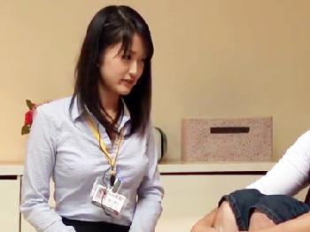 美女会社員が草食系男子の精液吸い上げ!!