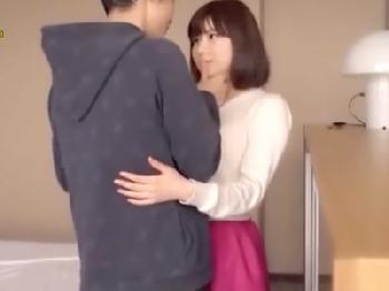 ミニマム体型な美少女がイケメンとのハメ撮り性交で恍惚イキ!!