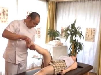 彼氏を一緒にきているのに性的マッサージで濡れマンにされた彼女が乳しごきで恍惚発射