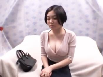 童貞筆おろし了承したら予想外股間の穴へ直接射精された素人人妻