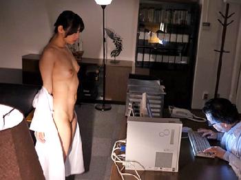 自分だけ成功したとても綺麗な女性研究員を怒りの婦女暴行!!