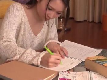 胸元ゆるゆるな格好で勉強する美女に辛抱できず興奮して耐えきれず即挿入