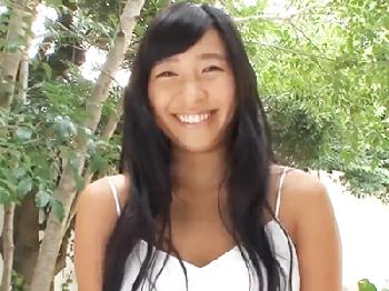 日焼け跡くっきりの巨乳美女が露出青姦3Pでハメ潮を大量噴出しながら痙攣オーガズムW