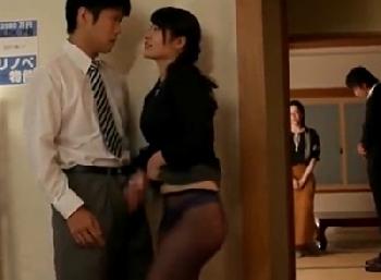 人気の少ない駐輪場でササッと射精するまで口内性交してくれる黒髪女子校生