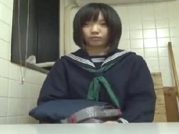 童顔の女子校生を公衆便所でゴムなし挿入→遠慮なく膣中に精液を注ぎ込む!!