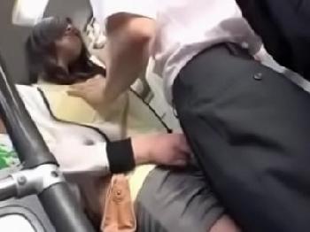 自ら男のチャックを下す逆痴漢!!他の客の目もはばからず色情狂性交