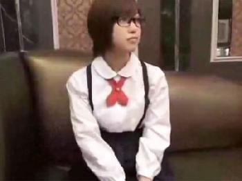 眼鏡の似合う大人しい巨乳美少女がハメ撮りに緊張しつつもアクメまくり